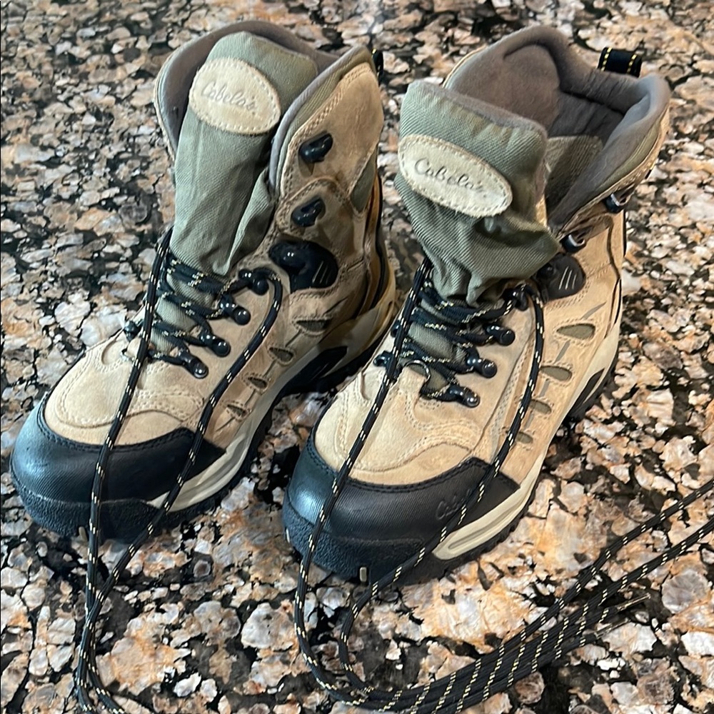 Cabela's Tan and Black Rugged Hiking Boots. Women’s size 8 1/2 D. EUC